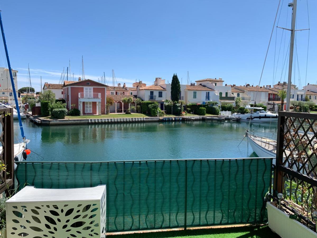 Rue De L'amarrage A Port Avec Terrasse Vue Canaux Et Garage