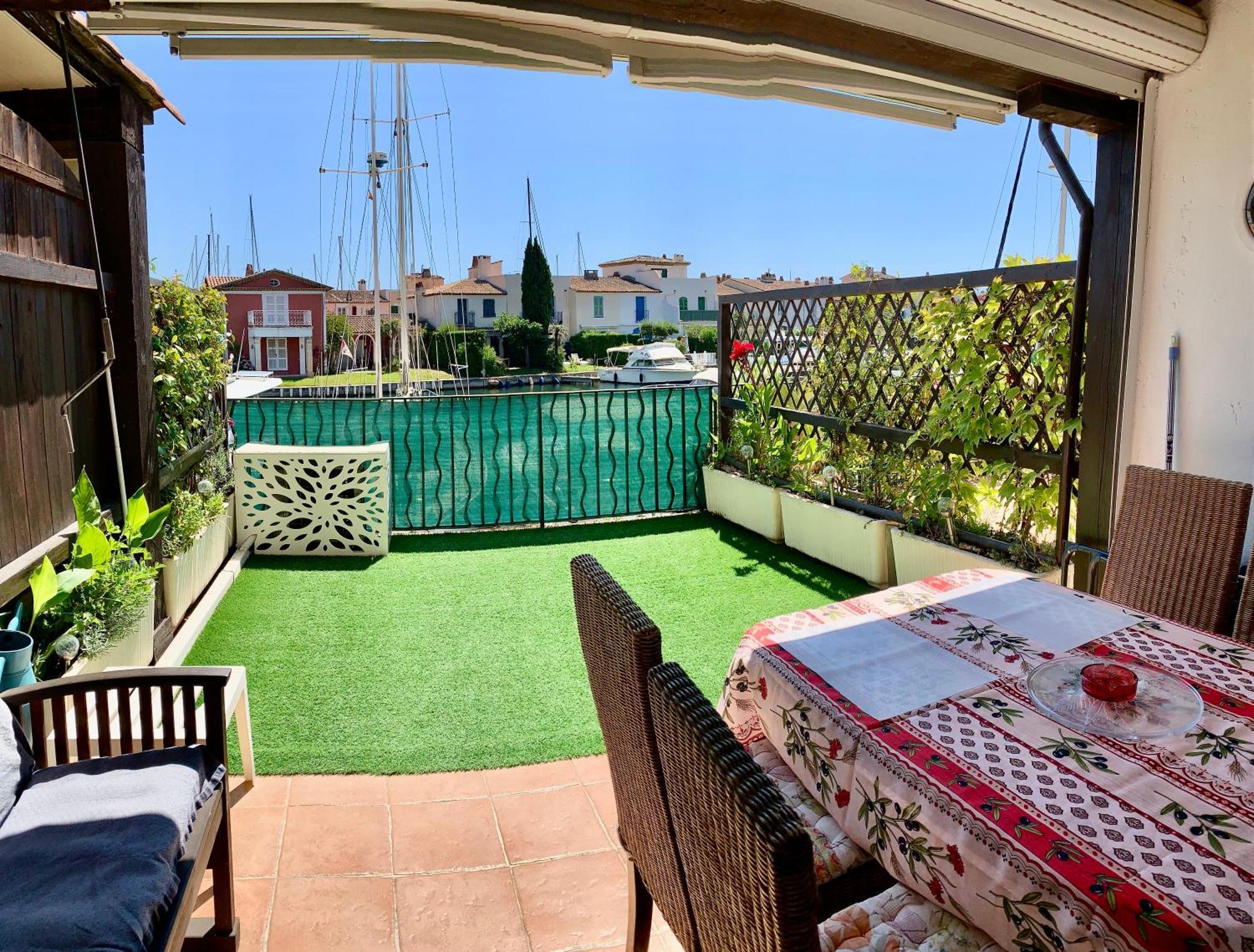 Rue De L'amarrage A Port Avec Terrasse Vue Canaux Et Garage * Grimaud