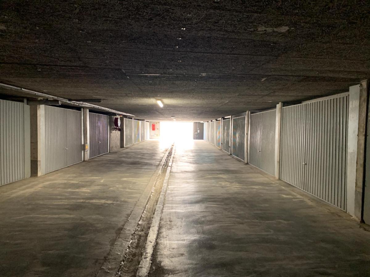 Rue De L'amarrage à Port Avec Terrasse Vue Canaux Et Garage